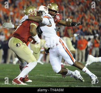 Auburn Tiger defensive Ende Dee Ford (30) Säcke Florida State Seminoles quarterback Jameis Winston (5) Im ersten Quartal des BCS nationalen Titel Spiel im Rose Bowl in Pasadena, Kalifornien am 6. Januar 2014. UPI/Lori Shepler Stockfoto