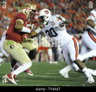 Auburn Tiger defensive Ende Dee Ford (30) Säcke Florida State Seminoles quarterback Jameis Winston, Links, im ersten Quartal des BCS nationalen Titel Spiel im Rose Bowl in Pasadena, Kalifornien am 6. Januar 2014. UPI/Lori Shepler Stockfoto