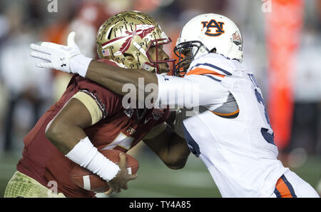 Auburn Tiger defensive Ende Dee Ford, rechts, Säcke Florida State Seminoles quarterback Jameis Winston, Links, im ersten Quartal des BCS nationalen Titel Spiel im Rose Bowl in Pasadena, Kalifornien am 6. Januar 2014. UPI/Mark Wallheiser Stockfoto