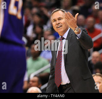 Los Angeles Lakers Head Coach Mike D'Antoni Grimassen während der ersten Hälfte gegen die Los Angeles Clippers in Los Angeles am 10. Januar 2014. Die Scherer führen die Lakers an Halbzeit 70-52. UPI/Jon SooHoo Stockfoto