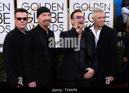 (L - R) Musiker Larry Mullen jr., The Edge, Adam Clayton und Bono von U2 kommen für die 71. jährlichen Golden Globe Awards im Beverly Hilton Hotel in Beverly Hills, Kalifornien am 12. Januar 2014. UPI/Jim Ruymen Stockfoto