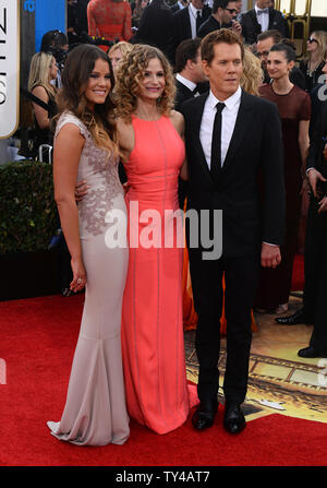 Miss Golden Globe Sosie Speck (L), Schauspielerin Kyra Sedgwick und Schauspieler Kevin Bacon kommen für die 71. jährlichen Golden Globe Awards im Beverly Hilton Hotel in Beverly Hills, Kalifornien am 12. Januar 2014. UPI/Jim Ruymen Stockfoto