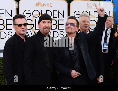 (L - R) Musiker Larry Mullen jr., The Edge, Adam Clayton und Bono von U2 kommen für die 71. jährlichen Golden Globe Awards im Beverly Hilton Hotel in Beverly Hills, Kalifornien am 12. Januar 2014. UPI/Jim Ruymen Stockfoto