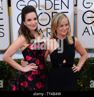 Golden Globes Co-hosts Tina Fey (L) und Amy Poehler kommen für die 71. jährlichen Golden Globe Awards im Beverly Hilton Hotel in Beverly Hills, Kalifornien am 12. Januar 2014. UPI/Jim Ruymen Stockfoto