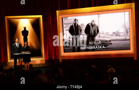 Die Oscar Nominierungen für beste Bild inklusive "Nebraska" angekündigt, von dem Schauspieler Chris Hemsworth (L) und der Akademie der Künste und Wissenschaften Präsident Cheryl Boone Isaacs am Samuel Goldwyn Theater in Beverly Hills, Kalifornien am 16. Januar 2014. Die 86. jährlichen Academy Awards findet am 2. März. UPI/Jim Ruymen Stockfoto