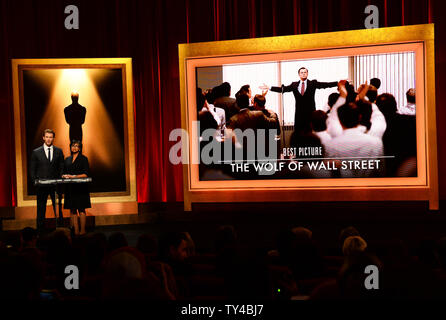 Die Oscar Nominierungen für beste Bild inklusive "Der Wolf der Wall Street" durch die Schauspieler Chris Hemsworth (L) und der Akademie der Künste und Wissenschaften Präsident Cheryl Boone Isaacs am Samuel Goldwyn Theater in Beverly Hills, Kalifornien hat am 16. Januar 2014. Die 86. jährlichen Academy Awards findet am 2. März. UPI/Jim Ruymen Stockfoto