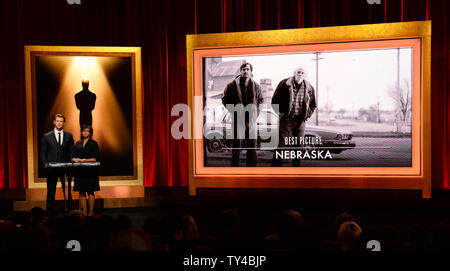 Die Oscar Nominierungen für beste Bild inklusive "Nebraska" angekündigt, von dem Schauspieler Chris Hemsworth (L) und der Akademie der Künste und Wissenschaften Präsident Cheryl Boone Isaacs am Samuel Goldwyn Theater in Beverly Hills, Kalifornien am 16. Januar 2014. Die 86. jährlichen Academy Awards findet am 2. März. UPI/Jim Ruymen Stockfoto