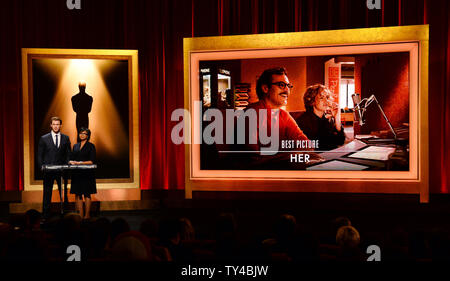 Die Oscar Nominierungen für beste Bild einschließlich 'Ihr' sind durch Schauspieler Chris Hemsworth (L) und der Akademie der Künste und Wissenschaften Präsident Cheryl Boone Isaacs am Samuel Goldwyn Theater in Beverly Hills, Kalifornien hat am 16. Januar 2014. Die 86. jährlichen Academy Awards findet am 2. März. UPI/Jim Ruymen Stockfoto