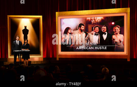 Die Oscar Nominierungen für beste Bild inklusive "Amerikanische Hustle" durch die Schauspieler Chris Hemsworth (L) und der Akademie der Künste und Wissenschaften Präsident Cheryl Boone Isaacs am Samuel Goldwyn Theater in Beverly Hills, Kalifornien hat am 16. Januar 2014. Die 86. jährlichen Academy Awards findet am 2. März. UPI/Jim Ruymen Stockfoto