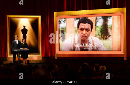 Die Oscar Nominierungen für besten Schauspieler einschließlich Chiwetel Ejiofor für '12 Jahre ein Sklave" durch Schauspieler Chris Hemsworth (L) und der Akademie der Künste und Wissenschaften Präsident Cheryl Boone Isaacs am Samuel Goldwyn Theater in Beverly Hills, Kalifornien am 16. Januar 2014 angekündigt werden. Die 86. jährlichen Academy Awards findet am 2. März. UPI/Jim Ruymen Stockfoto