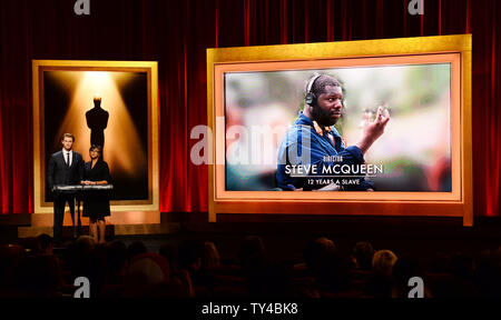 Die Oscar Nominierungen für die Beste Regie, darunter Steve McQueen für '12 Jahre ein Sklave" durch Schauspieler Chris Hemsworth (L) und der Akademie der Künste und Wissenschaften Präsident Cheryl Boone Isaacs am Samuel Goldwyn Theater in Beverly Hills, Kalifornien am 16. Januar 2014 angekündigt werden. Die 86. jährlichen Academy Awards findet am 2. März. UPI/Jim Ruymen Stockfoto