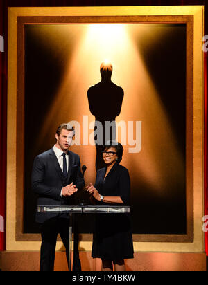 Akademie der Künste und Wissenschaften Präsident Cheryl Boone Isaacs führt Schauspieler Chris Hemsworth an der Samuel Goldwyn Theater in Beverly Hills, Kalifornien am 16. Januar 2014. Die 86. jährlichen Academy Awards findet am 2. März. UPI/Jim Ruymen Stockfoto