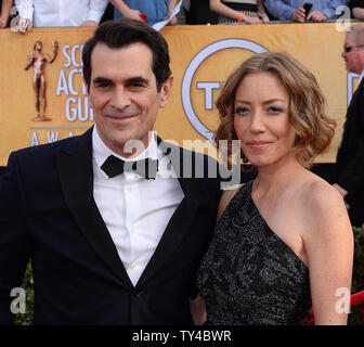 Schauspieler Ty Burrell (L) und Holly Burrell kommen für die 20. jährlichen SAG Awards im Shrine Auditorium in Los Angeles am 18. Januar 2014 statt. der Screen Actors Guild Awards sind Telecast live auf TNT. UPI/Jim Ruymen Stockfoto