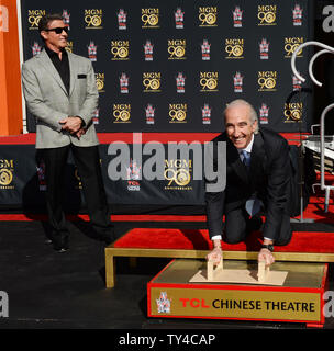 Schauspieler Sylvester Stallone (L) und Metro-Goldwyn-Mayer (MGM) CEO Gary Barber an einem pfotenabdruck Zeremonie verewigen MGM Maskottchen Leo der Löwe in den Vorplatz der TCL Chinese Theatre (ehemals Grauman's) in den Hollywood in Los Angeles am 22. Januar 2014. MGM begann ein Jahr lang globale Kampagne das Studio 90 zu Ehren-Legacy und Film Katalog mit der Zeremonie. UPI/Jim Ruymen Stockfoto