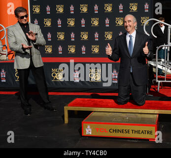 Schauspieler Sylvester Stallone (L) und Metro-Goldwyn-Mayer (MGM) CEO Gary Barber an einem pfotenabdruck Zeremonie verewigen MGM Maskottchen Leo der Löwe in den Vorplatz der TCL Chinese Theatre (ehemals Grauman's) in den Hollywood in Los Angeles am 22. Januar 2014. MGM begann ein Jahr lang globale Kampagne das Studio 90 zu Ehren-Legacy und Film Katalog mit der Zeremonie. UPI/Jim Ruymen Stockfoto