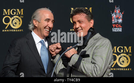 Schauspieler Sylvester Stallone (R) und Metro-Goldwyn-Mayer (MGM) CEO Gary Barber an einem pfotenabdruck Zeremonie verewigen MGM Maskottchen Leo der Löwe in den Vorplatz der TCL Chinese Theatre (ehemals Grauman's) in den Hollywood in Los Angeles am 22. Januar 2014. MGM begann ein Jahr lang globale Kampagne das Studio 90 zu Ehren-Legacy und Film Katalog mit der Zeremonie. UPI/Jim Ruymen Stockfoto