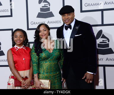 Host LL Cool J (R), Simone Johnson (C) und ein Gast für die 56. jährlichen Grammy Awards im Staples Center in Los Angeles am 26. Januar 2014 vor. UPI/Jim Ruymen Stockfoto