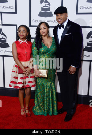 Host LL Cool J (R), Simone Johnson (C) und ein Gast für die 56. jährlichen Grammy Awards im Staples Center in Los Angeles am 26. Januar 2014 vor. UPI/Jim Ruymen Stockfoto