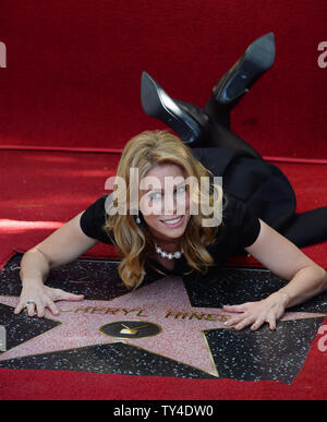 Schauspielerin Cheryl Hines Streiks eine Pose während einer enthüllungsfeier Ihre Ehrung mit dem 2.516 th Stern auf dem Hollywood Walk of Fame in Los Angeles, am 29. Januar 2014. UPI/Jim Ruymen Stockfoto