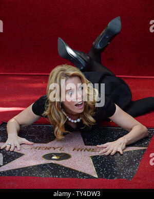 Schauspielerin Cheryl Hines Streiks eine Pose während einer enthüllungsfeier Ihre Ehrung mit dem 2.516 th Stern auf dem Hollywood Walk of Fame in Los Angeles, am 29. Januar 2014. UPI/Jim Ruymen Stockfoto