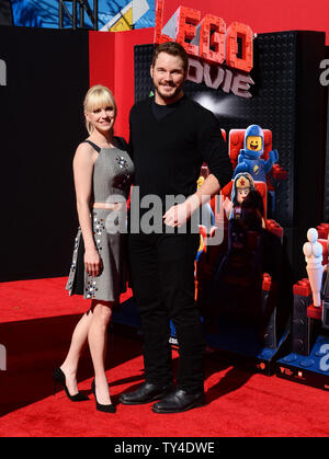 Warf Mitglied Chris Pratt, die Stimme von Emmet Brickowoski in die animierte Komödie motion picture' Die Lego Film "die Premiere des Films mit seiner Frau, der Schauspielerin Anna Faris im Regency Dorf Theater im Westwood Abschnitt von Los Angeles am 1. Februar 2014 besucht. Handlung: Ein gewöhnlicher LEGO Minifigur, irrtümlich dachten, die außerordentliche Baumeister, rekrutiert die Suche nach einem bösen Lego Tyrann von kleben das Universum zusammen zu stoppen. UPI/Jim Ruymen Stockfoto