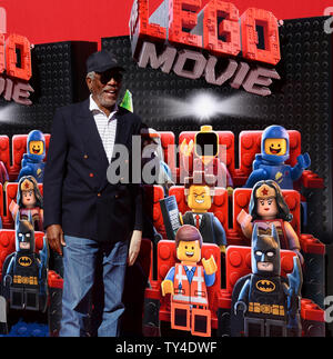 Warf Mitglied Morgan Freeman, die Stimme von Vitruvius in die animierte Komödie motion picture' Die Lego Film "die Premiere des Films im Regency Dorf Theater im Westwood Abschnitt von Los Angeles am 1. Februar 2014 besucht. Handlung: Ein gewöhnlicher LEGO Minifigur, irrtümlich dachten, die außerordentliche Baumeister, rekrutiert die Suche nach einem bösen Lego Tyrann von kleben das Universum zusammen zu stoppen. UPI/Jim Ruymen Stockfoto