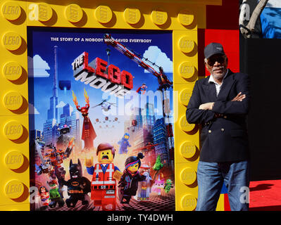 Warf Mitglied Morgan Freeman, die Stimme von Vitruvius in die animierte Komödie motion picture' Die Lego Film "die Premiere des Films im Regency Dorf Theater im Westwood Abschnitt von Los Angeles am 1. Februar 2014 besucht. Handlung: Ein gewöhnlicher LEGO Minifigur, irrtümlich dachten, die außerordentliche Baumeister, rekrutiert die Suche nach einem bösen Lego Tyrann von kleben das Universum zusammen zu stoppen. UPI/Jim Ruymen Stockfoto