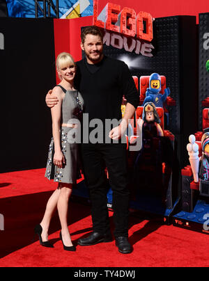 Warf Mitglied Chris Pratt, die Stimme von Emmet Brickowoski in die animierte Komödie motion picture' Die Lego Film "die Premiere des Films mit seiner Frau, der Schauspielerin Anna Faris im Regency Dorf Theater im Westwood Abschnitt von Los Angeles am 1. Februar 2014 besucht. Handlung: Ein gewöhnlicher LEGO Minifigur, irrtümlich dachten, die außerordentliche Baumeister, rekrutiert die Suche nach einem bösen Lego Tyrann von kleben das Universum zusammen zu stoppen. UPI/Jim Ruymen Stockfoto