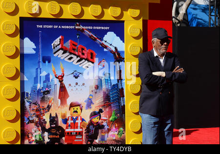 Warf Mitglied Morgan Freeman, die Stimme von Vitruvius in die animierte Komödie motion picture' Die Lego Film "die Premiere des Films im Regency Dorf Theater im Westwood Abschnitt von Los Angeles am 1. Februar 2014 besucht. Handlung: Ein gewöhnlicher LEGO Minifigur, irrtümlich dachten, die außerordentliche Baumeister, rekrutiert die Suche nach einem bösen Lego Tyrann von kleben das Universum zusammen zu stoppen. UPI/Jim Ruymen Stockfoto