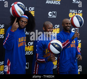Mitglieder der Harlem Globetrotters besuchen Cartoon Network der vierten jährlichen Hall of Game Awards an Barker Hangar in Santa Monica, Kalifornien am 15. Februar 2014. UPI/Jim Ruymen Stockfoto