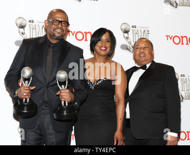 (L - R) Schauspieler Forest Whitaker, Sieger der herausragenden Schauspieler in einer Motion Picture Award für "Lee Daniels "Butler" und Vorsitzender des NAACP Award, NAACP Verwaltungsrat Vorsitzender Roslyn Brock, und NAACP Vorstand Stellvertretender Vorsitzender Leon Russell erscheinen backstage bei der 45Th NAACP Image Awards im Pasadena Civic Auditorium in Pasadena, Kalifornien am 22. Februar 2014. Die naacp Image Awards die Errungenschaften der Leute der Farbe in den Bereichen Fernsehen, Musik, Literatur und Film und ehrt auch Einzelpersonen oder Gruppen, soziale Gerechtigkeit durch kreative Bestrebungen fördern feiert Stockfoto