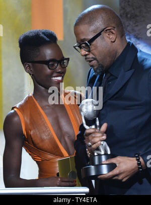 Schauspieler Forest Whitaker akzeptiert die Besten Schauspieler Image Award für "Butler" von Schauspielerin Lupita Nyong'o während der 45Th NAACP Image Awards im Pasadena Civic Auditorium in Pasadena, Kalifornien am 22. Februar 2014. Die naacp Image Awards die Errungenschaften der Leute der Farbe in den Bereichen Fernsehen, Musik, Literatur und Film und ehrt auch Einzelpersonen oder Gruppen, soziale Gerechtigkeit durch kreative Bestrebungen fördern feiert. UPI/Jim Ruymen Stockfoto