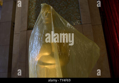 Einen Oscar statue gesehen wird, fallen die Vorbereitungen für die 86. Academy Awards in Hollywood" in Los Angeles am 26. Februar 2014 fortgesetzt werden. Die Oscars werden vorgestellt Sonntag 2. März sein. UPI/Kevin Dietsch Stockfoto