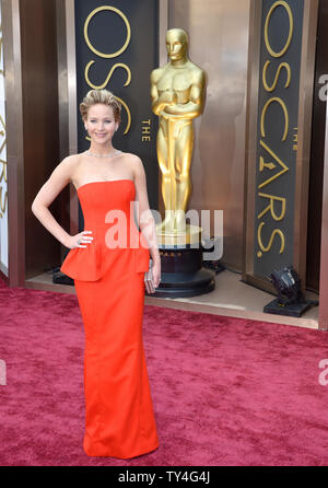 Jennifer Lawrence kommt auf dem roten Teppich am 86th Academy Awards in Hollywood & Highland Center im Hollywood Abschnitt von Los Angeles am 2. März 2014. UPI/Kevin Dietsch Stockfoto