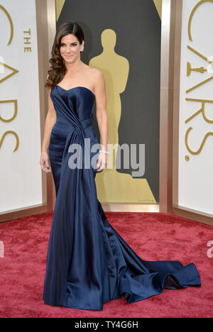 Sandra Bullock kommt auf dem roten Teppich am 86th Academy Awards in Hollywood & Highland Center im Hollywood Abschnitt von Los Angeles am 2. März 2014. UPI/Kevin Dietsch Stockfoto