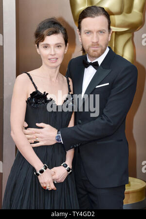 Ewan McGregor und Eve Mavrakis ankommen auf dem roten Teppich am 86th Academy Awards in Hollywood & Highland Center im Hollywood Abschnitt von Los Angeles am 2. März 2014. UPI/Kevin Dietsch Stockfoto