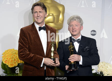 Nicholas Reed (L) und Malcolm Clarke Gewinner des Best Short subject Dokumentarfilm für "Die Dame in Reihe 6: Musik mein Leben gerettet" stellt mit seiner Oscars backstage bei der 86Th Academy Awards im Hollywood & Highland Center am 2. März 2014 im Hollywood Abschnitt von Los Angeles. UPI/Phil McCarten Stockfoto