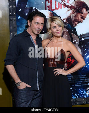 Production Designer Patrick Tatopoulos und Schauspielerin McKenzie Westmore Besuchen die Premiere der motion picture Kriegsdrama "300: Aufstieg eines Reiches' bei TCL Chinese Theatre in Hollywood" in Los Angeles am 4. März 2014. Storyline: Griechische general Themistokles führt die Anklage gegen eindringenden Persischen Kräfte führte, die von Sterblichen - gedreht - Gott Xerxes und Artemisia, rachsüchtigen Oberbefehlshaber der Persischen Marine. UPI/Jim Ruymen Stockfoto