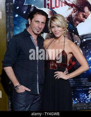 Production Designer Patrick Tatopoulos und Schauspielerin McKenzie Westmore Besuchen die Premiere der motion picture Kriegsdrama "300: Aufstieg eines Reiches' bei TCL Chinese Theatre in Hollywood" in Los Angeles am 4. März 2014. Storyline: Griechische general Themistokles führt die Anklage gegen eindringenden Persischen Kräfte führte, die von Sterblichen - gedreht - Gott Xerxes und Artemisia, rachsüchtigen Oberbefehlshaber der Persischen Marine. UPI/Jim Ruymen Stockfoto