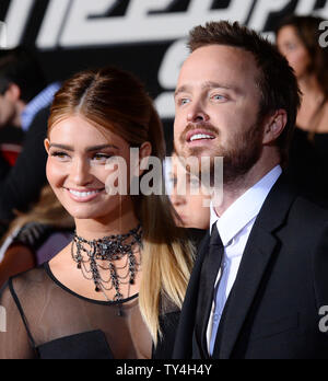 Warf Mitglied Aaron Paul und Regisseur Lauren Parsekian Besuchen die Premiere der motion picture Krimi "Need for Speed" an TCL Chinese Theatre in Hollywood" in Los Angeles am 6. März 2014. Storyline: Frisch aus dem Gefängnis, ein Street Racer, der umrahmt wurde durch ein wohlhabender Geschäftspartner ein Cross Country Rennen mit Rache im Sinn verbindet. Seine ex-Partner, Erlernen der Plan, eine massive Kopfgeld auf seinen Kopf, als das Rennen beginnt. UPI/Jim Ruymen Stockfoto