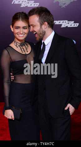 Warf Mitglied Aaron Paul und Regisseur Lauren Parsekian Besuchen die Premiere der motion picture Krimi "Need for Speed" an TCL Chinese Theatre in Hollywood" in Los Angeles am 6. März 2014. Storyline: Frisch aus dem Gefängnis, ein Street Racer, der umrahmt wurde durch ein wohlhabender Geschäftspartner ein Cross Country Rennen mit Rache im Sinn verbindet. Seine ex-Partner, Erlernen der Plan, eine massive Kopfgeld auf seinen Kopf, als das Rennen beginnt. die Premiere des Motion picture Krimi 'Need for Speed' sorgt bei TCL Chinese Theatre in Hollywood" in Los Angeles am 6. März 2014. S Stockfoto