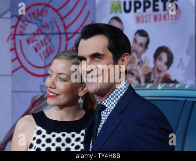 Warf Mitglied Ty Burrell und seine Frau Holly Anne Braun nehmen an der Premiere des Motion picture Komödie 'Muppets Most Wanted" am El Capitan Theatre in Hollywood" in Los Angeles am 11. März 2014. Handlung: Während eines Grand World Tour, die Muppets finden sich in eine Europäische Juwel verpackt - heist Caper von Kermit der Frosch - und seine niederträchtigen Sidekick geleitet. UPI/Jim Ruymen Stockfoto