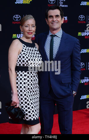 Warf Mitglied Ty Burrell und seine Frau Holly Anne Braun nehmen an der Premiere des Motion picture Komödie 'Muppets Most Wanted" am El Capitan Theatre in Hollywood" in Los Angeles am 11. März 2014. Handlung: Während eines Grand World Tour, die Muppets finden sich in eine Europäische Juwel verpackt - heist Caper von Kermit der Frosch - und seine niederträchtigen Sidekick geleitet. UPI/Jim Ruymen Stockfoto