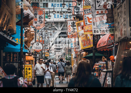 Osaka, Japan, 18. Juni 2019: Menschen zu Fuß auf die Einkaufsstraße Ebisuhigashi - beliebteste Reise Website in Osaka, Japan Stockfoto