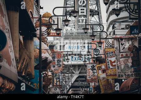 Osaka, Japan, 18. Juni 2019: Menschen zu Fuß auf die Einkaufsstraße Ebisuhigashi - beliebteste Reise Website in Osaka, Japan Stockfoto