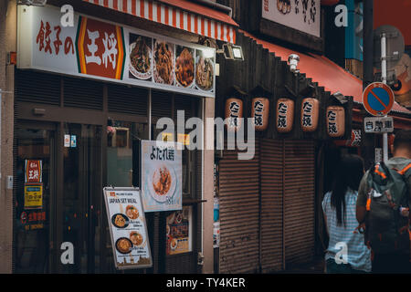 Osaka, Japan, 18. Juni 2019: Menschen zu Fuß auf die Einkaufsstraße Ebisuhigashi - beliebteste Reise Website in Osaka, Japan Stockfoto