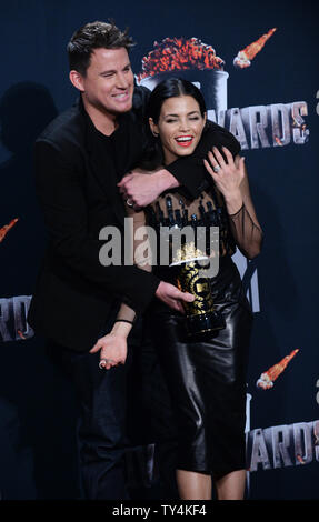 Honoree Channing Tatum wird Backstage mit diesem Trailblazer Award und seine Frau, die Schauspielerin Jenna Dewan-Tatum während der MTV Movie Awards bei Nokia Theatre L.A. Leben in Los Angeles am 13. April 2014. UPI/Jim Ruymen Stockfoto