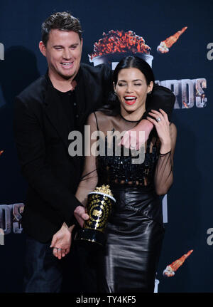 Honoree Channing Tatum wird Backstage mit diesem Trailblazer Award und seine Frau, die Schauspielerin Jenna Dewan-Tatum während der MTV Movie Awards bei Nokia Theatre L.A. Leben in Los Angeles am 13. April 2014. UPI/Jim Ruymen Stockfoto