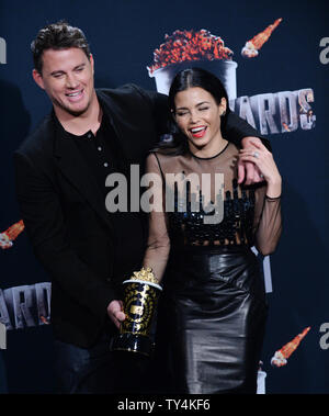 Honoree Channing Tatum wird Backstage mit diesem Trailblazer Award und seine Frau, die Schauspielerin Jenna Dewan-Tatum während der MTV Movie Awards bei Nokia Theatre L.A. Leben in Los Angeles am 13. April 2014. UPI/Jim Ruymen Stockfoto