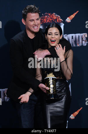 Honoree Channing Tatum wird Backstage mit diesem Trailblazer Award und seine Frau, die Schauspielerin Jenna Dewan-Tatum während der MTV Movie Awards bei Nokia Theatre L.A. Leben in Los Angeles am 13. April 2014. UPI/Jim Ruymen Stockfoto